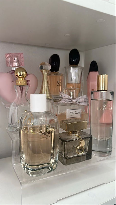 Maquillage On Fleek, Pheromone Perfume, Perfume Display, Perfume Organization, Fragrances Perfume Woman, Perfume Floral, Perfume Collection Fragrance, Perfume Scents, Perfume Design