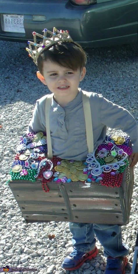 Yvone: This is my son Drexel he was a treasure chest for halloween this year. He loved making with me just as much as he love wearing it!. Treasure Chest Costume Diy, Treasure Chest Halloween Costume, Treasure Chest Costume, Treasure Costume, Bookweek Costumes, Sam Halloween, Under The Sea Costumes, Homemade Costumes For Kids, Office Halloween Costumes