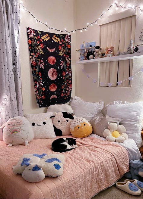 Bedroom With Plushies Aesthetic, Squishmallows Aesthetic Bed, Squishmallows On Bed Aesthetic, Squishmallows On Bed, Bed With Squishmallows, Squishmallows Aesthetic Room, Squishmallows Bedroom, Bed With Plushies, Squishmallows Aesthetic