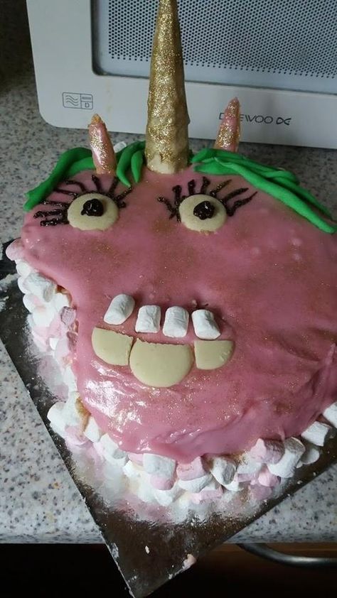 Cursed Cake Designs, Weird Cake Designs, Weird Birthday Cakes, Ugly Cakes Funny, Horrible Cakes, Strange Cakes, Silly Cakes, Mlp Cake, Bad Cake