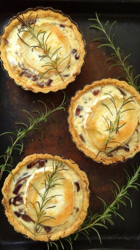 caramelised red onion goats cheese tartlets Cheese Tartlets, Vegetarische Diners, Tartlets Recipe, Goat Cheese Tart, Goats Cheese, Cheese Tarts, Savory Tart, Cheese Recipes, Christmas Dinner