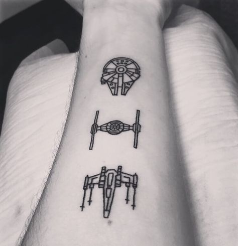 Star Wars Tattoo Ideas, Herren Hand Tattoos, Fighter Tattoo, Tato Tradisional, Nerdy Tattoos, Mens Shoulder Tattoo, Wing Tattoo, Back Of Shoulder Tattoo, Tattoos For Black Skin