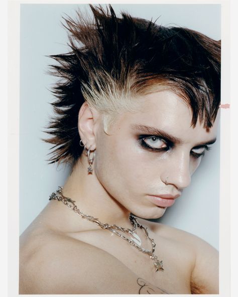 Black Eye Makeup, Drag Make-up, Youth Subcultures, Punk Makeup, Pochette Album, Male Makeup, Punk Hair, Estilo Punk, Easter Hair