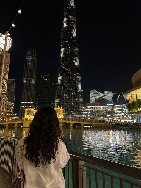 Dubai Aesthetic Night, Dubai Picture Ideas, Aesthetic Pearls, Dubai At Night, Girl Aesthetic Wallpaper, Best Hotels In Dubai, Khaleeji Abaya, Night Core, Dubai Photoshoot