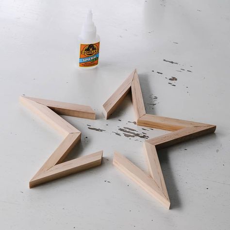 How To Make Wood Stars, Wooden Christmas Tree Star Topper Diy, How To Make A Wooden Star, Rustic Wood Christmas Tree, Diy Stars Christmas, Diy Wood Star Tree Topper, Scrap Wood Christmas Tree Diy, Wood Snowflake Diy, Diy Wooden Christmas Decor