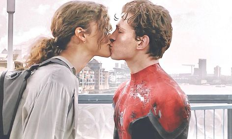 ✨ cheyenne ✨ on Instagram: “MY HEART EXPLODED HAHAHAHA CAN SOMEBODY EXPLAIN HOW MJ AND PETER BEING SO AWKWARDLY IN LOVE CAN MAKE ME FEEL THIS WAY AJSHSJSJJD   special…” Peter Parker X Mj, Tom X Zendaya, Peter And Mj, Michelle Jones, Tom Zendaya, Zendaya And Tom Holland, Tom And Zendaya, Zendaya And Tom, Spiderman Tom Holland