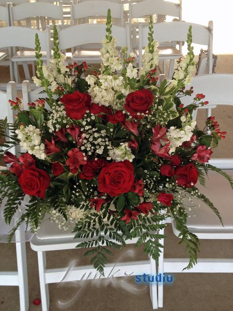 Red White And Green Quinceanera, Red White And Green Flower Arrangements, Red And White Flower Arrangements, Red Quince Theme, Red Flower Arrangements, White Wedding Centerpieces, Ceremony Arrangement, Red Quince, Red Wedding Decorations