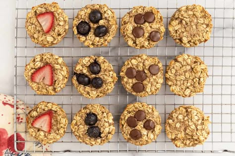 Favorite Oatmeal Cups Oat Cups Breakfast Healthy, Feeding Twins, Banana Oatmeal Bars, Oat Cups, Baby Solids, Baby Nutrition, Blw Recipes, Baked Oatmeal Cups, Toddler Foods