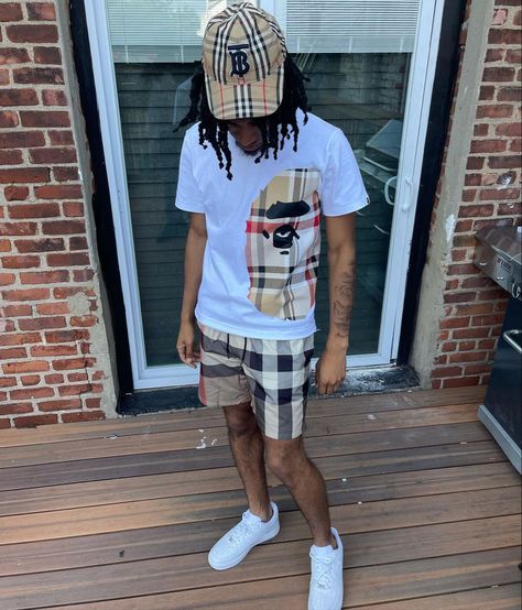 Burberry Shorts Outfit Men, Burberry Outfit Street Style, Mens Hairstyles Curly, Burberry Clothing, Drippy Fits, Burberry Shorts, Dope Swag, Rapper Outfits, Mens Shorts Outfits