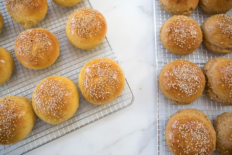 Whole Grain & All Purpose Einkorn Hamburger Buns Hamburger Buns Recipe, Hamburger Bun Recipe, Einkorn Recipes, Einkorn Flour, Buns Recipe, Healthy Bread, Summer Cookouts, Hamburger Buns, Bakery Recipes