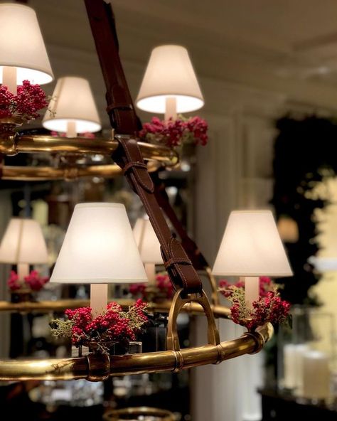 Ralph Lauren Home no Instagram: “The equestrian-inspired Westbury chandelier, complete with holiday trim, captured by @MiguelFloresVianna.” Ralph Lauren Christmas, Equestrian Decor, Christmas Lighting, Christmas Mantels, Ralph Lauren Home, Christmas Joy, American Design, Christmas Inspiration, Classic Christmas