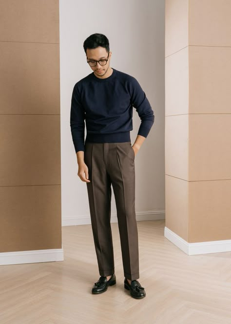 Men Minimalist Outfit, Office Attire Men, Tailored Trousers Outfit, Italian Summer Fashion, Executive Outfit, Italian Fashion Summer, Trousers Outfit Men, Casual Attire For Men, Loafers Men Outfit