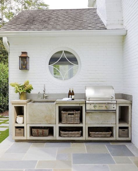 Simple Outdoor Kitchen, Small Outdoor Kitchens, Outdoor Grill Area, Outdoor Bbq Area, Kitchen Ikea, Outdoor Sinks, Built In Bbq, Bbq Kitchen, Backyard Kitchen