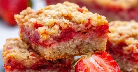 Strawberry Oatmeal Crumble Bars Oatmeal Crumble Bars, Rhubarb Bars, Oatmeal Crumble, Rhubarb Desserts, Strawberry Oatmeal, Tart Dessert, Crumble Bars, Coffee Cake Recipes, Melting Chocolate Chips