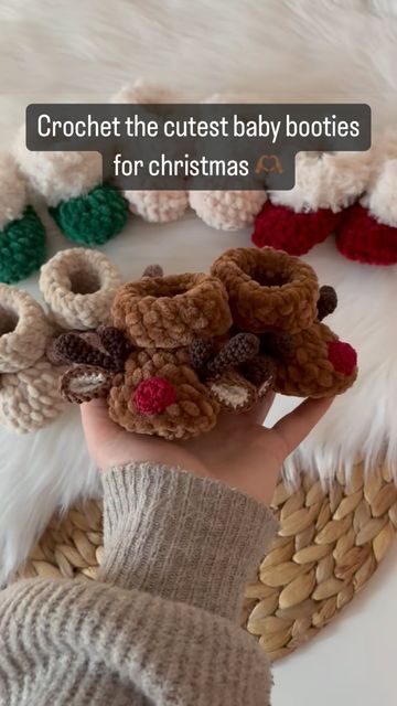 Emma’s Handcraft 🐻 on Instagram: "I can’t get enough of these baby booties! 🫶🏼 And you still have time to make one or more pairs for Christmas! 🤭 These booties is a very fast project and turns out so cute! And they are the sweetest gift for babies 🥹 Also they sell very good and you are allowed to sell your crochet items from my patterns 🫶🏼 So this is a paid pattern which you find in my Etsy shop. If you want to make a pair of Santa’s booties this is how 👇🏼 So when you make the Santa version, use chenille yarn on R1-R7. Then change to teddy/fluffy yarn and make 6 rows (not 7 as pattern says). Fasten off and weave in all your yarntails. Working with teddy yarn can be a bit difficult. If you need you can use 0.5 mm bigger crochet hook and you can also feel the stitches with your fing Crochet Fluffy Yarn Projects, Chenille Yarn Crochet Patterns, Sweet Gifts, Yarn Projects, Baby Booties, Christmas Crochet, Crochet Yarn, Crocheted Item, Crochet Hooks