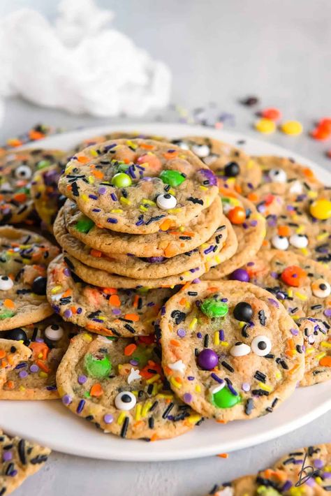 50 Spooky Fun Halloween Cookies Halloween Cookie Aesthetic, Homemade Cookies Halloween, Cookie Decorating Party Halloween, Halloween Spooky Snack Ideas, Cute Halloween Cookie Ideas, Halloween Choc Chip Cookies, Cute Spooky Treats, Halloween Funfetti Cookies, Halloween Cute Snacks