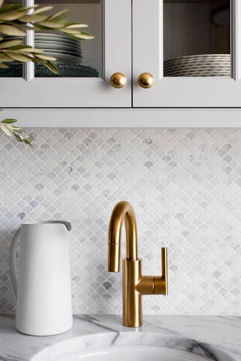 Kitchen White Cabinets Grey Countertop, Gray And Gold Kitchen, Countertop Tile, Marble Mosaic Backsplash, Kitchen White Cabinets, Marble Tile Backsplash, Backsplash Design, Backsplash Tile Design, Серая Кухня