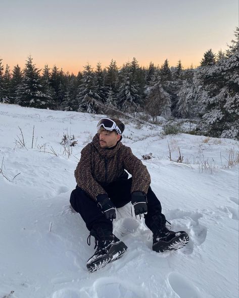 gonoliver on ig Snow Outfit Men, Gon Olivier, Apres Ski Outfits, Snow Outfit, Ski Season, Skiing Outfit, Streetwear Men Outfits, Ski Trip, Man Photo