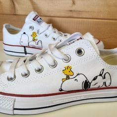 Snoopy Shoes, Painted Converse, Painted Shoes Diy, Converse Outfits, Custom Painted Shoes, Custom Shoes Diy, Painted Sneakers, Converse Trainers, Custom Converse