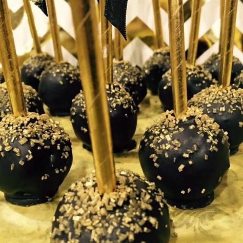 Roaring 20s Cake Pops, Black And Gold Cakepops, Great Gatsby Cake Pops, Black And Gold Desserts, Black Cakepops, Gatsby Cake Pops, Black And Gold Cake Pops, Black And Gold Cupcakes, Black Cake Pops