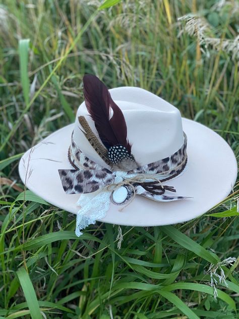 🌸Ladies felt flat brim cowgirl hat.   Handmade.  feathers and charms.  Ribbon & lace.  Adjustable size. Cowgirl Hat Inspo Diy, Custom Cowgirl Hats, Felt Cowgirl Hat, Decorated Hats, Womens Western Hats, Burned Hats, Hat Burning, Custom Cowboy Hats, Hat Bar