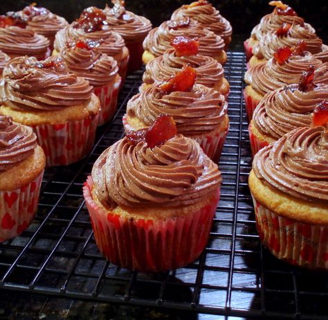 Found it!!!! Beer batter, maple bacon cupcakes... Battered Bacon, Bacon Cupcakes Recipe, Maple Bacon Cupcakes, Beer Cupcakes, Bacon Cupcakes, Dessert Design, Baking Treats, Beer Bacon, Cooking With Beer