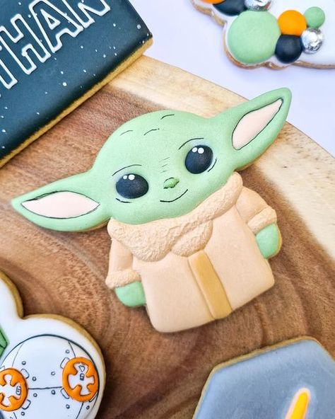 ᴄᴏᴏᴋɪᴇꜱ & ᴍᴏʀᴇ ʙʏ ɴᴀᴛᴀꜱʜᴀ on Instagram: "A little something for all the Star Wars fans out there 🪐 How cute is this little guy! 🧡 I must admit, I had to go Google Baby Yoda when I received this order request 😂😂 Fun fact: Baby Yoda's real name is Grogu 🤯 To be honest I have never watched a single Star Wars movie or show, despite hubby trying to get me to do so for as long as we've known each other! Guess we'll get to it someday! . . . . . . . #cookie #cookies #starwarscookies #yodacooki Grogu Cookies Decorated, Mandalorian Cookies Decorated, Star Wars Decorated Cookies, Yoda Cookies Decorated, Grogu Cookies, Baby Yoda Cookies Decorated, Star Wars Cookies Decorated, Mandalorian Cookies, Baby Yoda Cookies