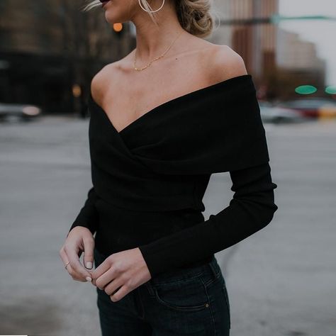 Off The Shoulders Top Outfits, Off Shoulder Top Outfit Classy, Off Shoulder V Neck, Shoulder Tops Outfit, Flamboyant Natural, Pullover Mode, Mother Bride, Looks Street Style, Off The Shoulder Top