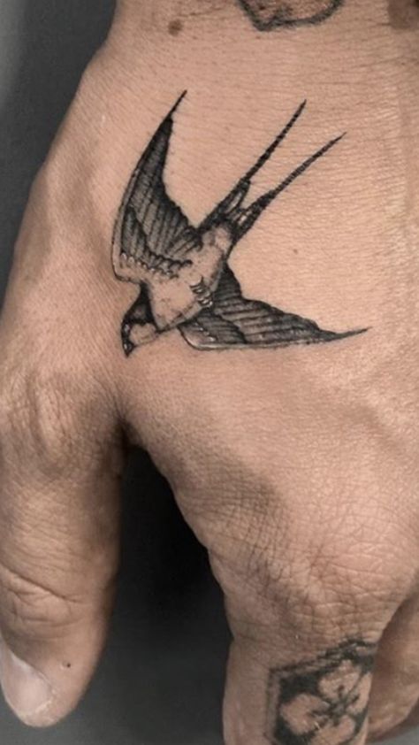 Swallow Hand Tattoo, Bird Hand Tattoo, Elk Tattoo, Swallow Tattoo Design, Swallow Bird Tattoos, Herren Hand Tattoos, Bird Tattoo Men, Vogel Tattoo, Sparrow Tattoo