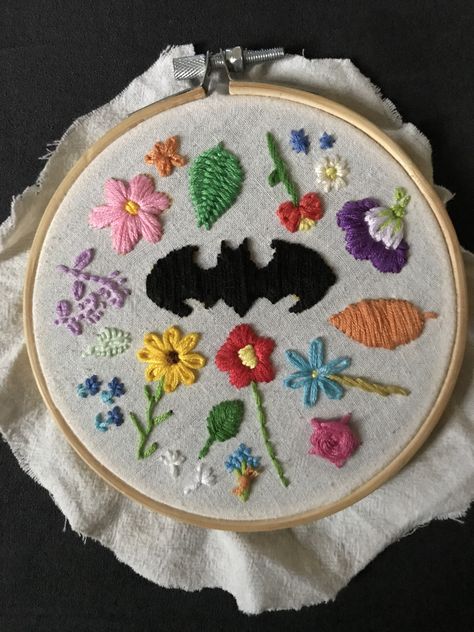 Batman Embroidery, Embroidery Jeans Diy, Yarn Ideas, Visible Mending, Embroidery Flowers Pattern, Sewing Embroidery, Sewing Embroidery Designs, Jeans Diy, Flowers Pattern