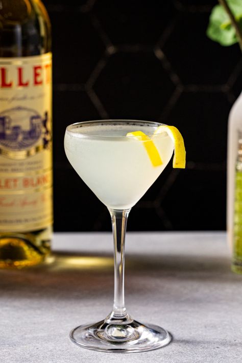 Side view of a light yellow cocktail in a stemmed glass with Lillet Blanc and a spray bottle of absinthe in the background. Lillet Blanc Cocktails, Gin Drink Recipes, Corpse Reviver, Blue Curacao Liqueur, Classic Gin Cocktails, Simple Cocktail, Types Of Cocktails, Gin Lemon, Gin Cocktail Recipes