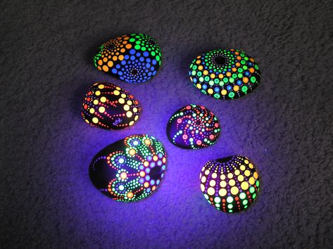 Glow Garden, Glow Rock, Diy Glow, Doodle Paint, Meditation Stones, Mandala Rocks, Painted Rocks Diy, Pebble Art, Rock Art