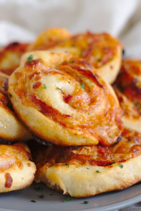 Pizza Dough Recipe Active Dry Yeast, Pizza Scrolls, Neapolitan Pizza Dough Recipe, Pizza Pinwheels, Pinwheel Appetizers, Savoury Snacks, Leftover Pizza, Pinwheel Recipes, Quick And Easy Appetizers