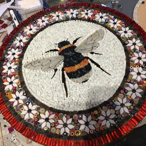 Ungrouted bee mosaic by Becky Paton Bee Mosaic, Dragonfly Mosaic, Beehive Art, Sunflower Mosaic, Mosaic Furniture, Bored Art, Mosaic Garden Art, Mosaic Art Projects, Mosaic Tile Art