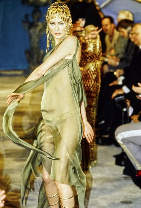 John Galliano Fall 1997 Ready-to-Wear Fashion Show Details Shalom Harlow John Galliano, John Galliano 90s, Guilded Glamour, Dramatic Romantic, Haute Couture Looks, Shalom Harlow, 90s Runway, 90s Runway Fashion, John Galliano