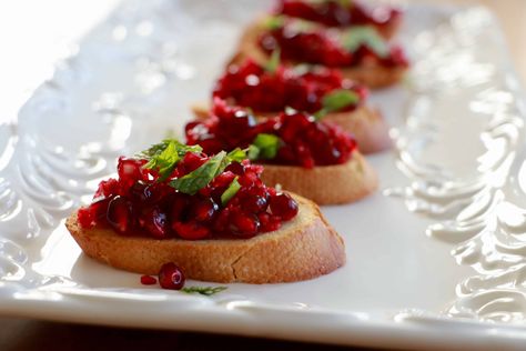 Vegan Crostini, Pomegranate Crostini, Cranberry Crostini, Baby Spinach Salads, Colourful Food, Crostini Recipe, Crostini Recipes, Holiday Appetizer, Piece Of Bread