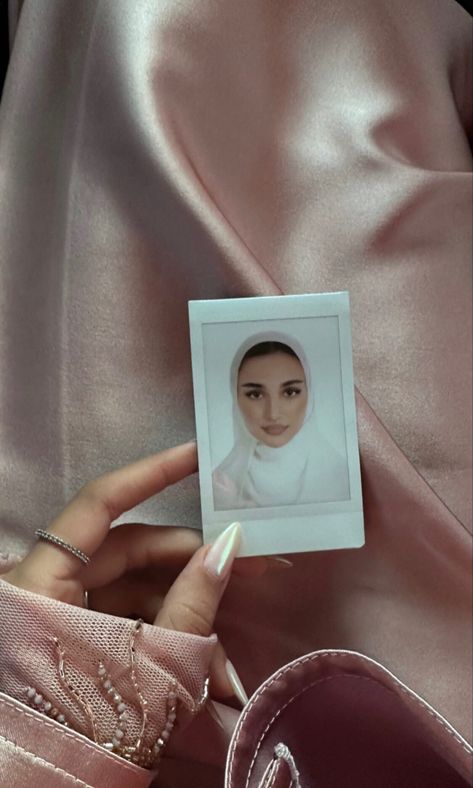 Cool Lock Screen Wallpaper, Arab Girl, Hospital Photography, Pic Inspiration, Hijab Abaya, Passport Pictures, Birthday Goals, Cute Quick Hairstyles, Bad Girl Wallpaper