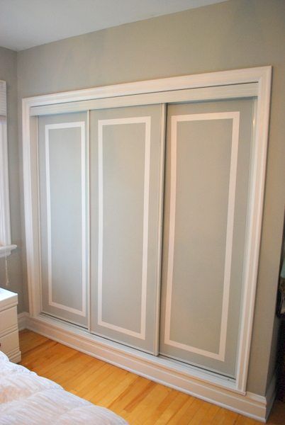 faux trim effect Deur Makeover, Diy Doors, Upcycling Recycling, Painted Closet, Closet Door Makeover, Door Diy, Diy Wardrobe, Sliding Closet, Wardrobe Door