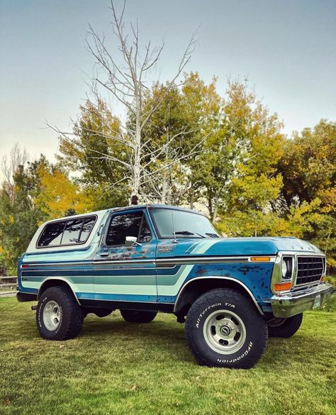 Retro Truck Paint Job, Bronco With Stripes, Ford Bronco Aesthetic Wallpaper, Bronco Paint Jobs, Bronco Stripes, 90s Bronco, 1978 Bronco, 79 Bronco, Bronco Build