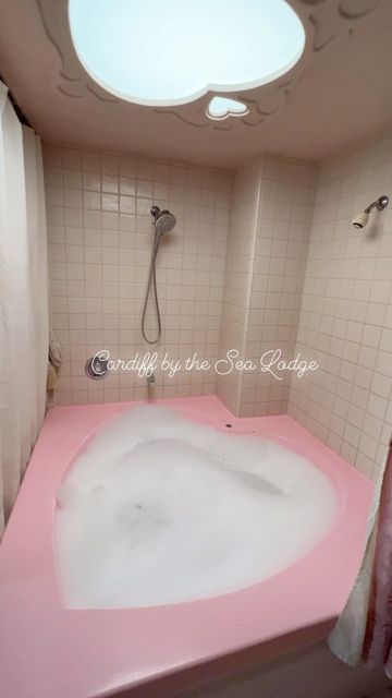 Heart Bathtub, Heart Shaped Bathtub, Kawaii Bathroom, Floor Bathtub, Mermaid Motel, Pink Bathtub, Dr Face, Castle Floor Plan, Hotel Tour