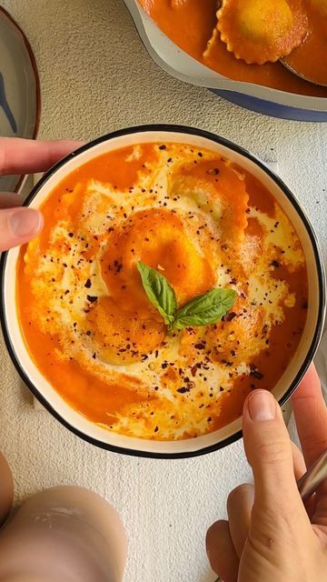 Roasted Red Pepper Ravioli Soup, Ravioli Soup, Easy Recipies, Roasted Red Pepper Soup, Red Pepper Soup, Cheap Recipes, Leek Soup, Garlic Olive Oil, Roasted Red Pepper