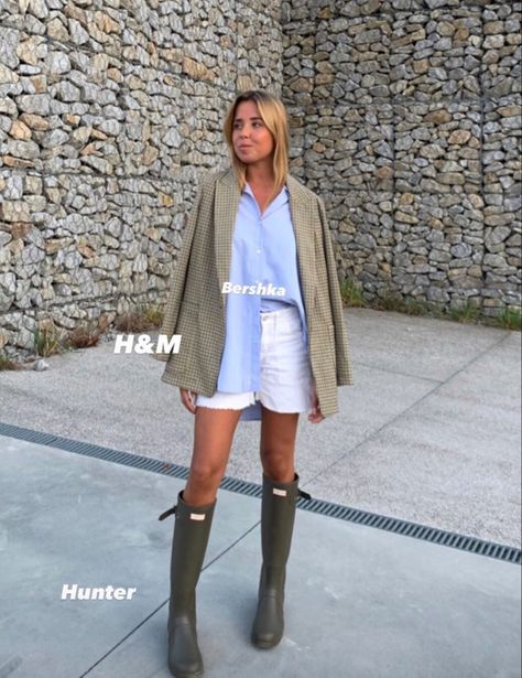 Hunter Rainboots Outfit Fall, Hunter Boots Outfit 2023, Rain Boots And Shorts, Rainboot Outfits Spring, Hunter Boots Outfit Summer, Rainboots Outfit Summer, Green Rain Boots Outfit, Tall Rain Boots Outfit, Rain Boots Outfit Summer