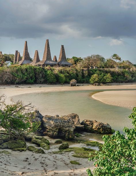 Sumba Island Indonesia, Indonesia Architecture Traditional, Sumba Indonesia, Indonesian Village, Sumba Island, Indonesian Temple, Indonesia Tourism, East Nusa Tenggara, Boutique Retreats