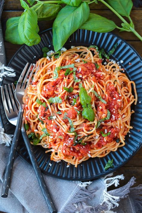 Tomato Capers Pasta, Al Pomodoro Pasta, Pasta Pomadora, Vegan Pasta Recipes Tomato, Pomadora Sauce, Capellini Pomodoro Recipe, Spaghetti Pomodoro Recipe, Capellini Pomodoro, Pasta Pomodoro Recipe