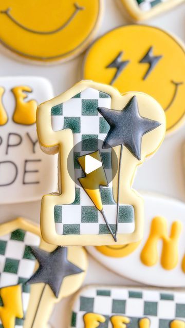 Katie | Los Angeles Custom Cookies on Instagram: "I’ll never get tired of checkerboard pattern😍⁠ .⁠ .⁠ .⁠ #firstbirthdaycookies #onehappydudecookies #onehappydude #smileyfacecookies #birthdaycookies #birthdaycookieset #losangelescookies #losangelescustomcookies #sugarcookie #sugarcookiedecorating #sugarcookiesofinstagram #customsugarcookies #thesweetpeacookieco #satisfyingvideos #cookievideo #glendalecookies #glendaleca" First Birthday Cookies, Hat Cookies, Iced Biscuits, Cookie Videos, Cookie Tutorials, Decorating Videos, Star Cookies, Cookies For Kids, Checkerboard Pattern