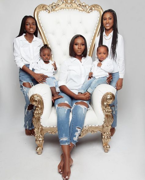 Family Jean Photo Shoot, White Tee And Jeans Photoshoot Family, Royalty Family Photoshoot Ideas, White Shirt And Jeans Outfit Photoshoot Family, Denim Photoshoot Family, Denim And White Family Pictures, Siblings Photoshoot, Family Photo Outfits Summer, Baby 2024