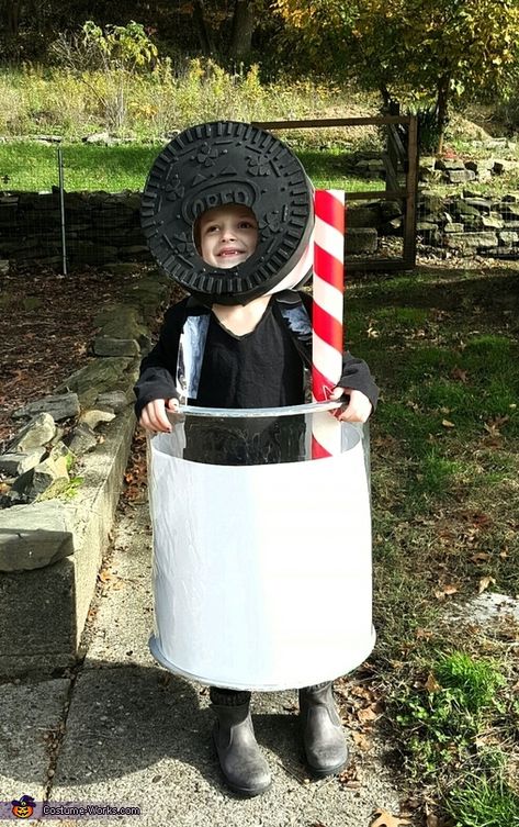 Oreo and a Glass of Milk Costume - Halloween Costume Contest via @costume_works Milk Costume, Oreo Costume, Homeade Halloween Costumes, Epic Halloween Costumes, Creative Halloween Costumes Diy, 2015 Halloween Costumes, Cookie Costume, Meme Costume, Clever Halloween