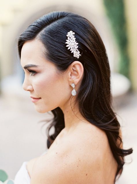 simple and sleek wedding hair Medium Dark Hair, Wedding Haircut, Unique Wedding Hairstyles, Wedding Hairstyles And Makeup, Accessories 2020, Diy Wedding Hair, Wedding Braids, Romantic Curls, Best Wedding Hairstyles