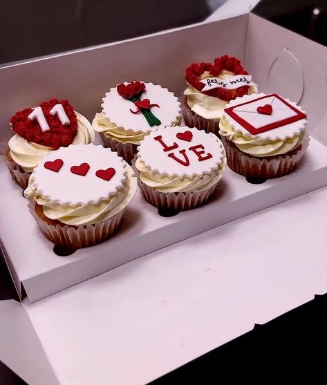 I Love You Cupcakes For Him, Desserts For Anniversary, Cupcake For Boyfriend, Cupcakes For Anniversary Love, Anniversary Cupcakes For Him, Cupcakes San Valentin Fondant, Birthday Cupcakes For Boyfriend, Anniversary Cupcake Ideas, Cupcakes For Boyfriend