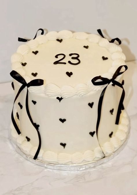 23 Birthday Cake, Simple Baby Shower Cake, Decorate Your Own Cake, White Birthday Cakes, Realistic Cakes, Pumpkin Muffin Recipes, Buttercream Flower Cake, Leftover Cake, 23rd Birthday